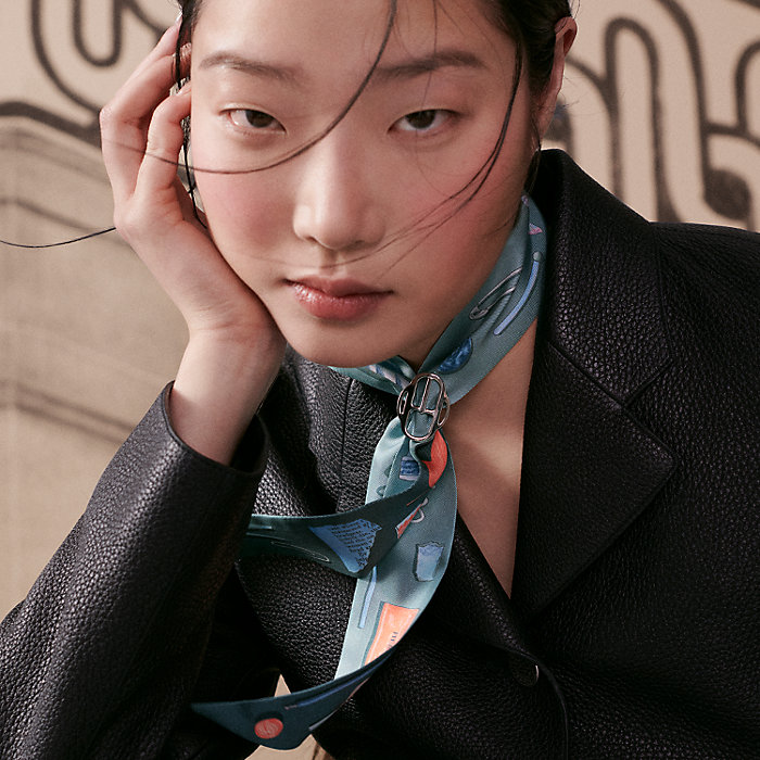 ツイリー 《エプロン・ドール》 | Hermès - エルメス-公式サイト ツイリー 《エプロン・ドール》 | Hermès - エルメス-公式サイト